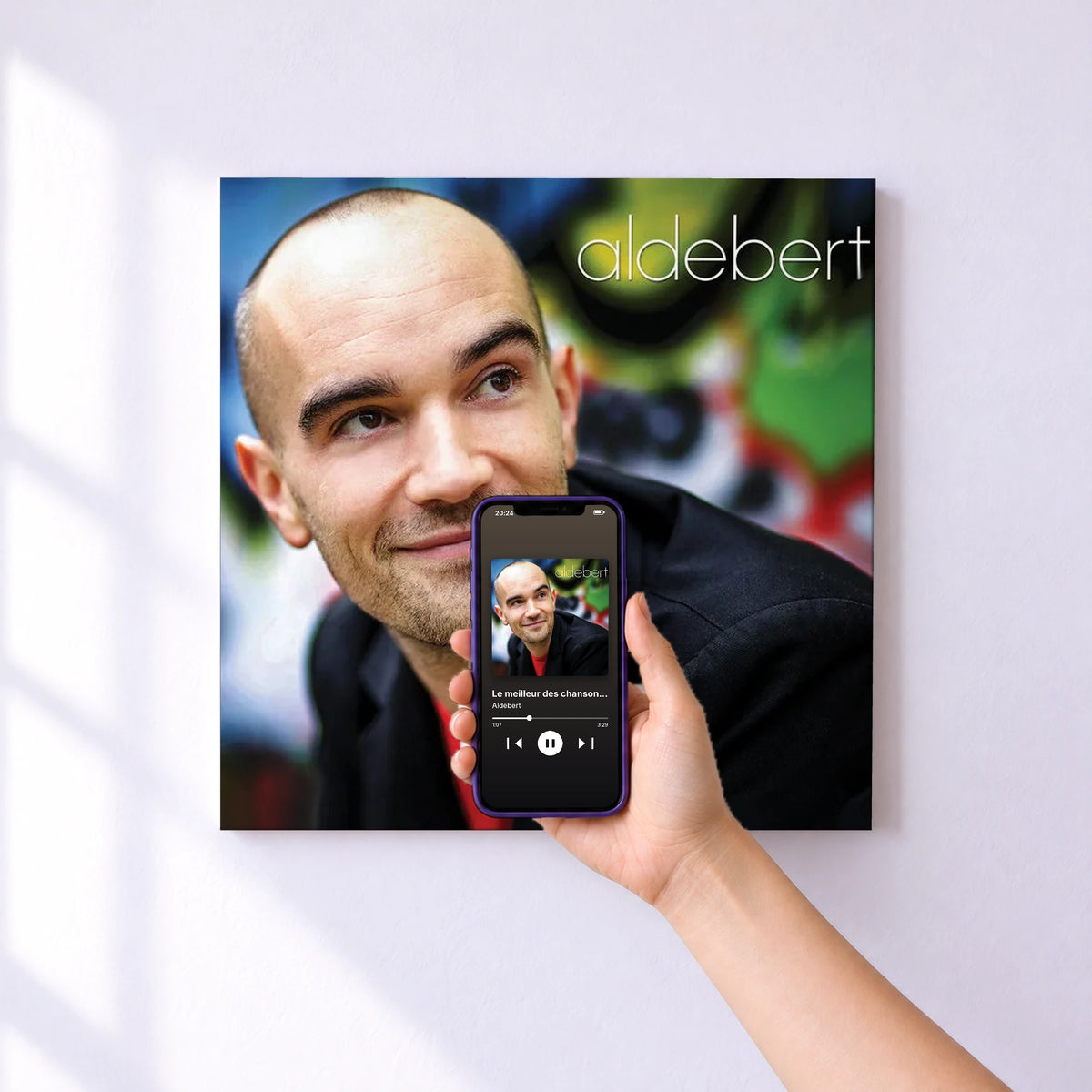 Affiche connectée Le meilleur des chansons pour les grands de Aldebert au mur : l'album se lance en approchant le téléphone