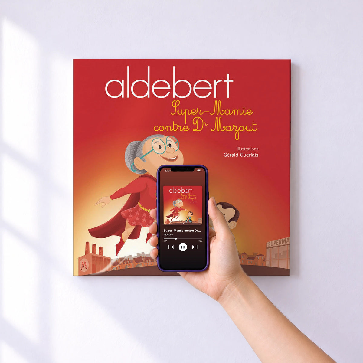 Affiche connectée Super-Mamie contre Dr Mazout de Aldebert au mur : l'album se lance en approchant le téléphone