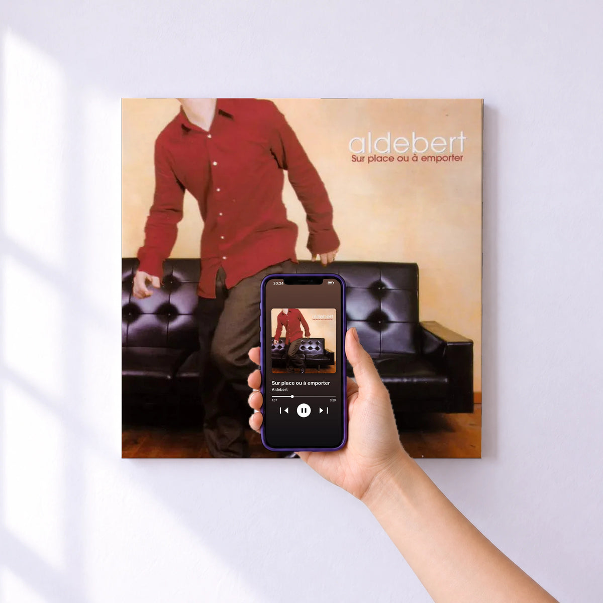 Affiche connectée Sur place ou à emporter de Aldebert au mur : l'album se lance en approchant le téléphone