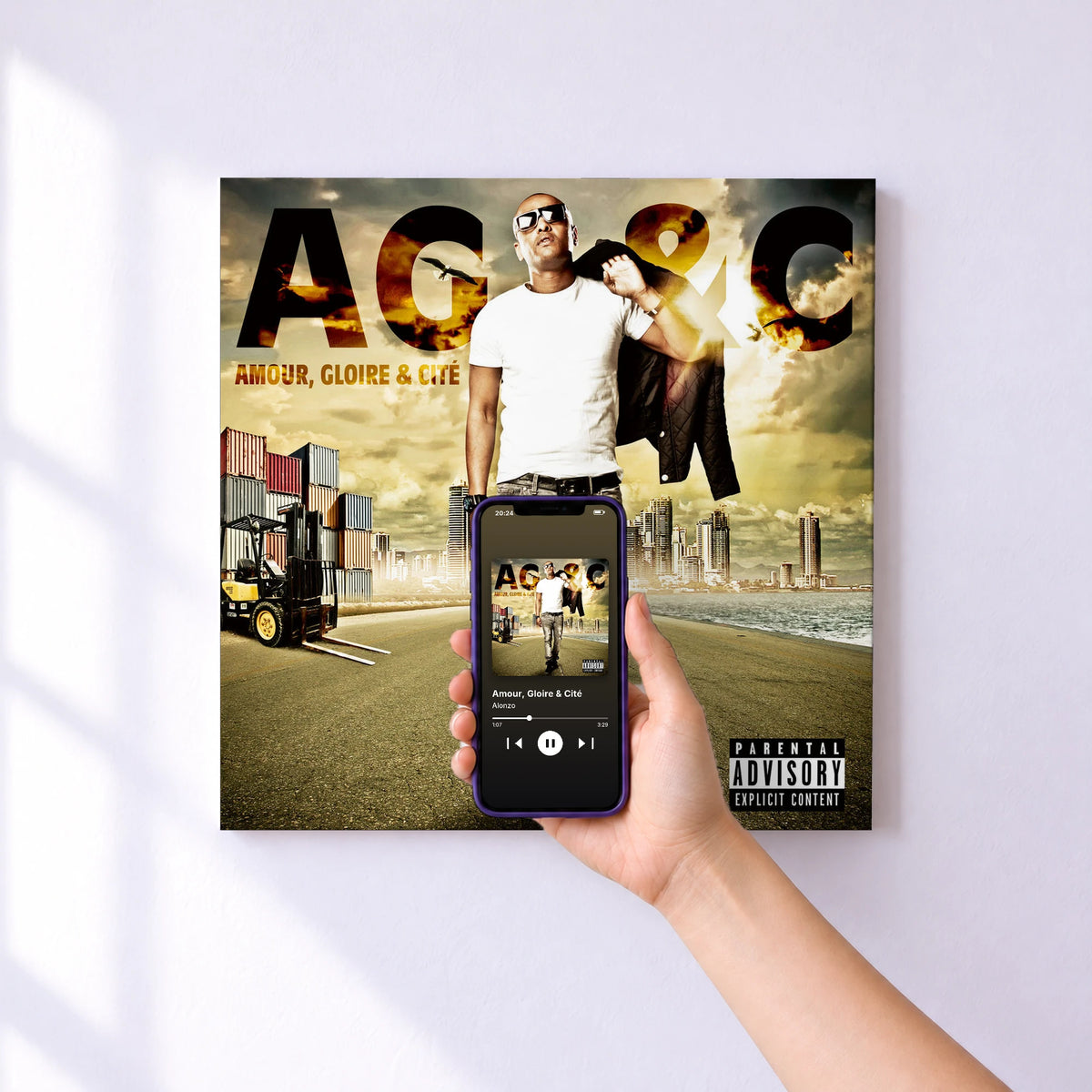 Affiche connectée Amour, Gloire & Cité de Alonzo au mur : l'album se lance en approchant le téléphone