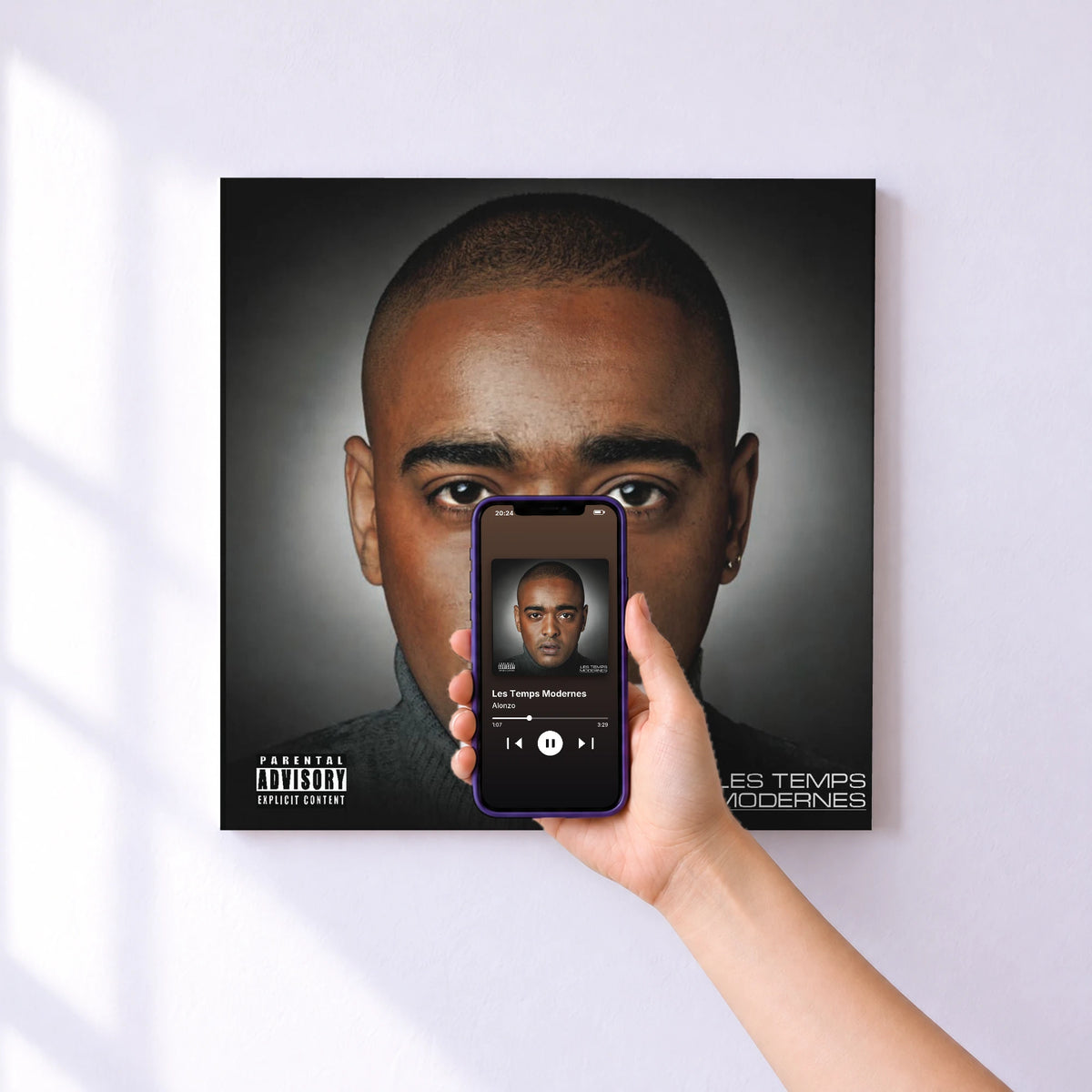 Affiche connectée Les Temps Modernes de Alonzo au mur : l'album se lance en approchant le téléphone