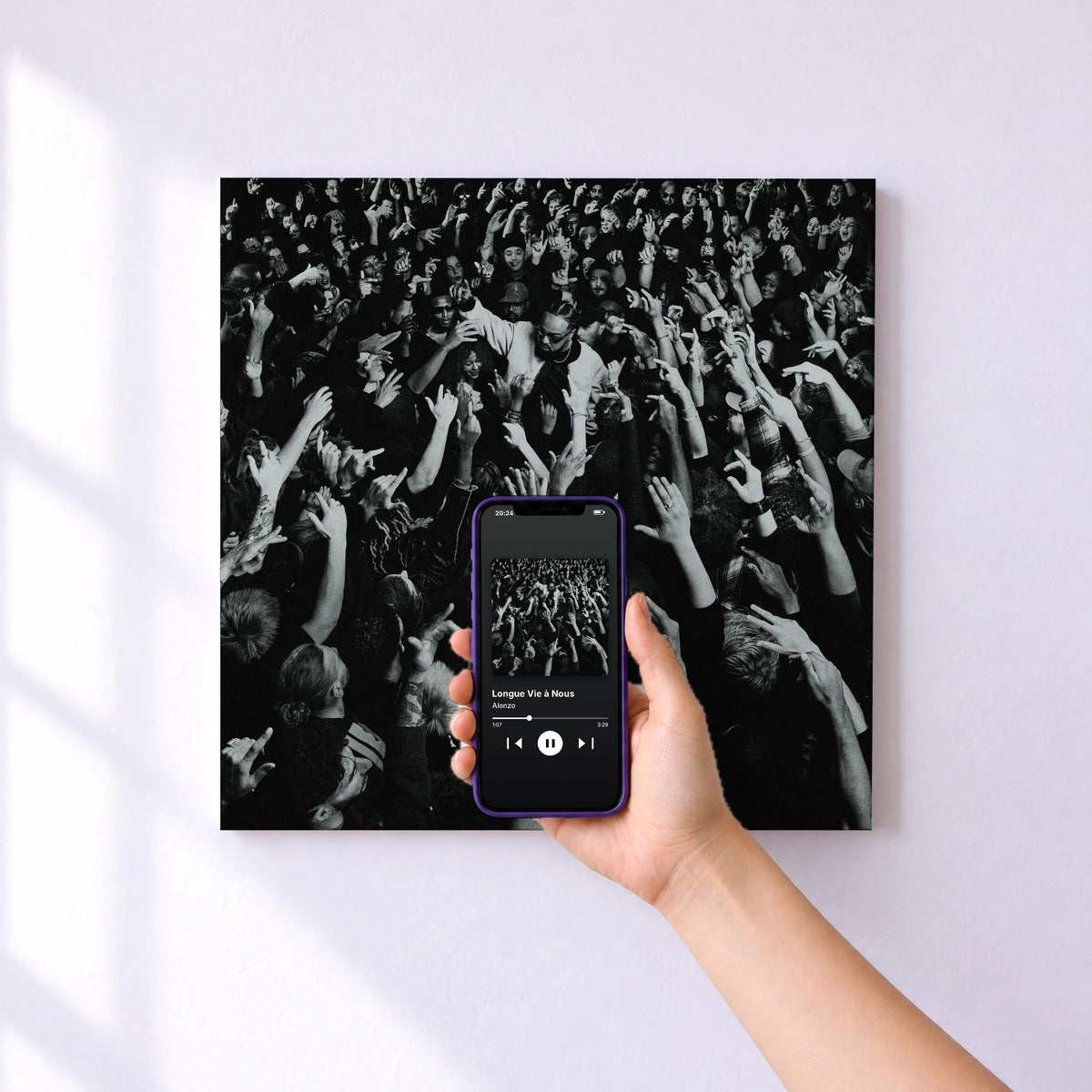 Affiche connectée Longue Vie à Nous de Alonzo au mur : l'album se lance en approchant le téléphone