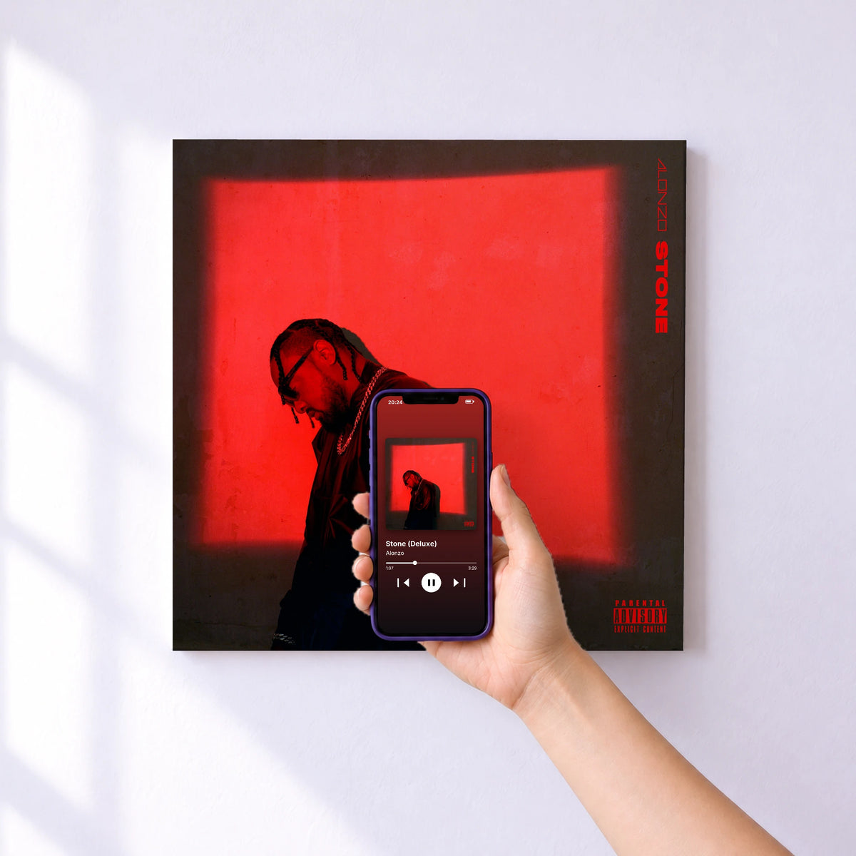 Affiche connectée Stone (Deluxe) de Alonzo au mur : l'album se lance en approchant le téléphone