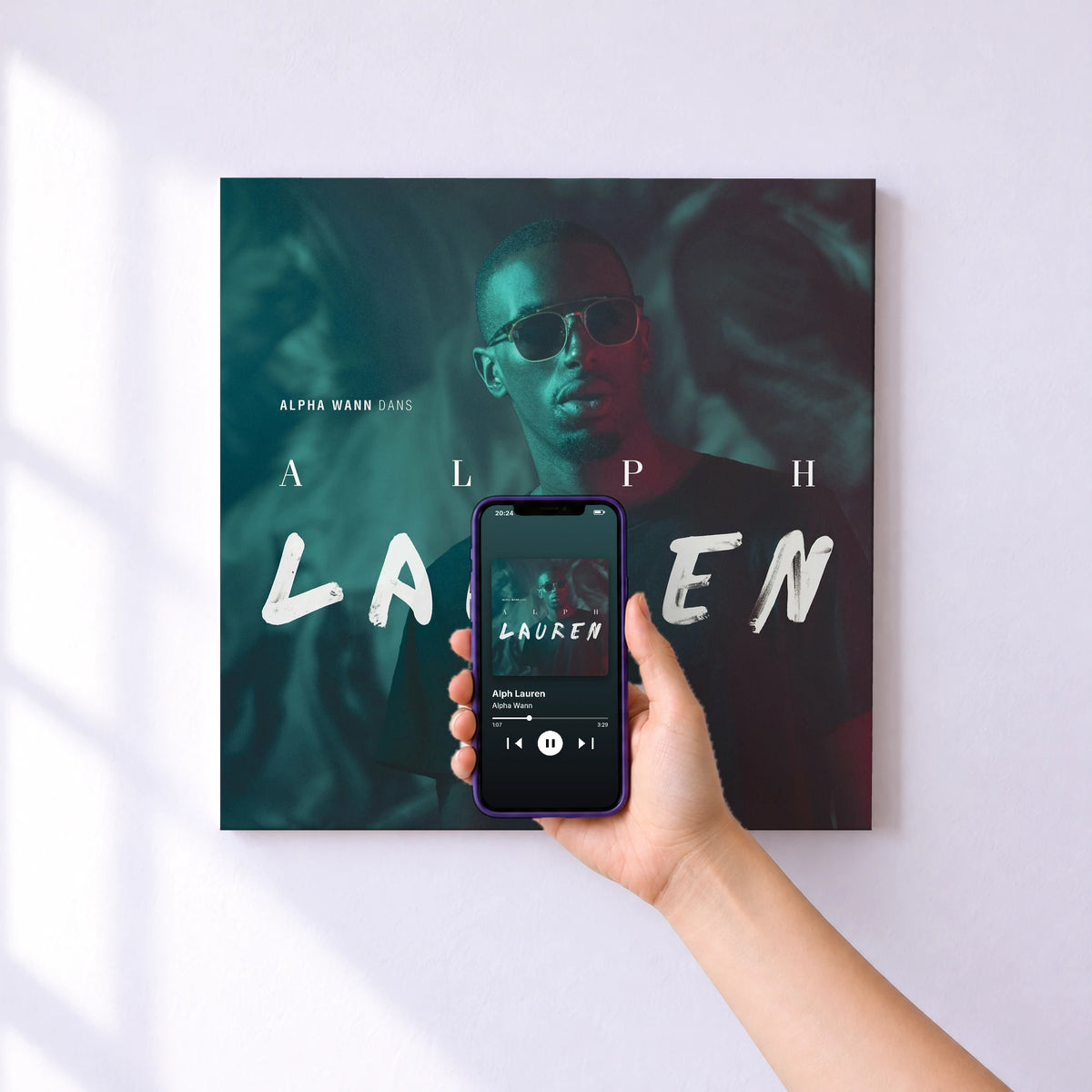 Affiche connectée Alph Lauren de Alpha Wann au mur : l'album se lance en approchant le téléphone