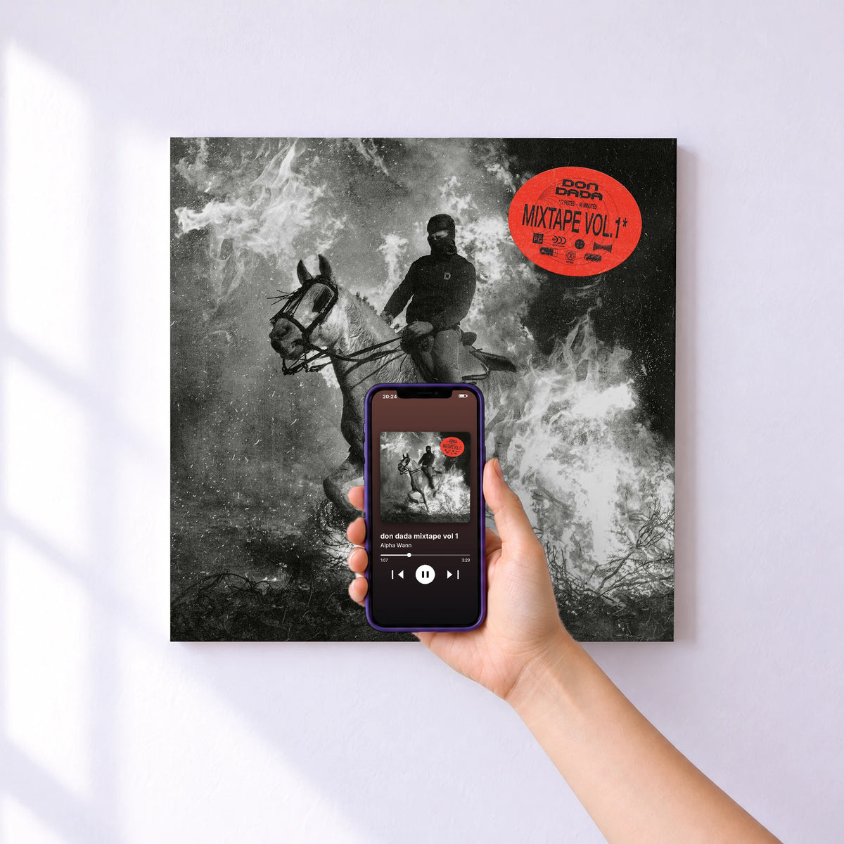 Affiche connectée don dada mixtape vol 1 de Alpha Wann au mur : l'album se lance en approchant le téléphone