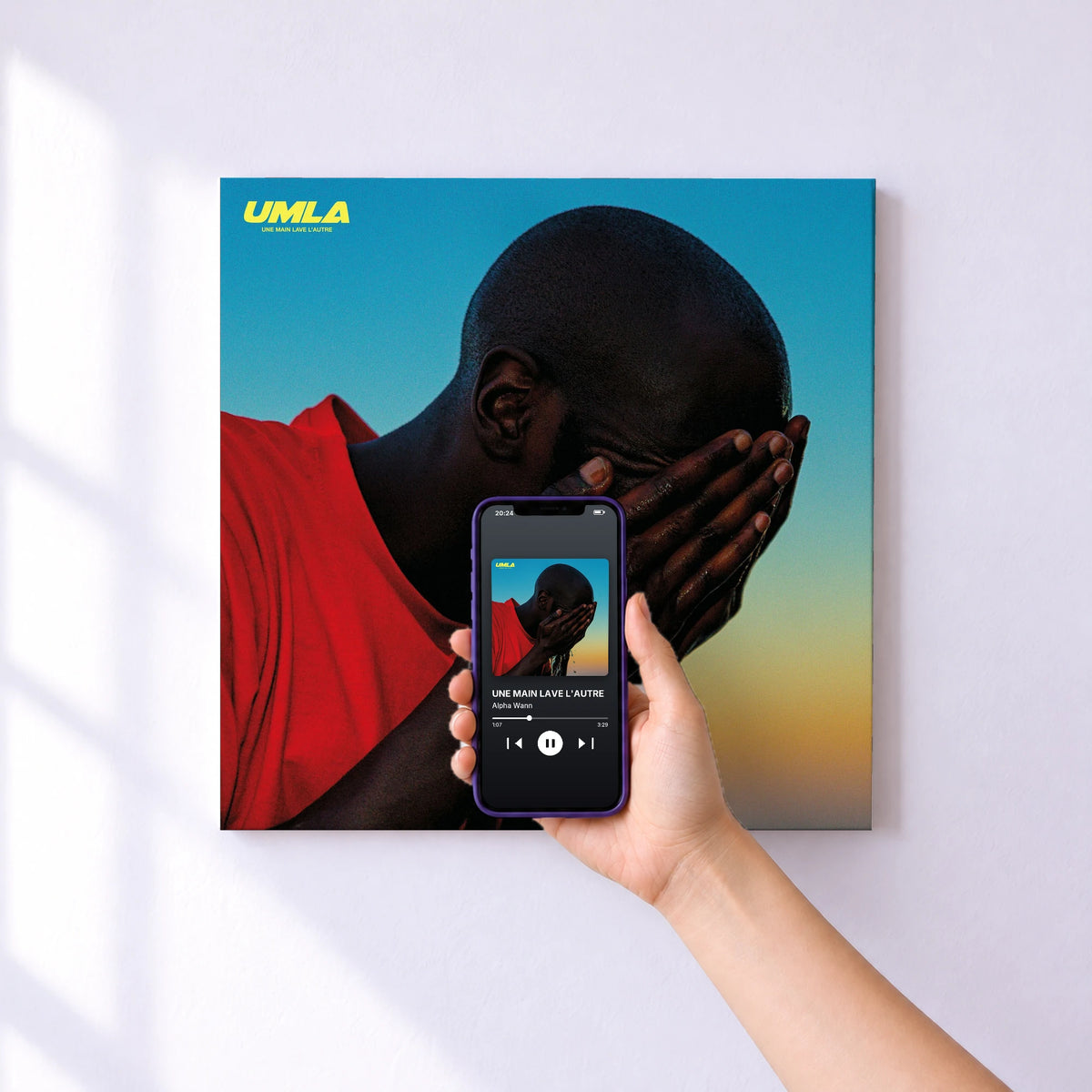 Affiche connectée UNE MAIN LAVE L'AUTRE de Alpha Wann au mur : l'album se lance en approchant le téléphone