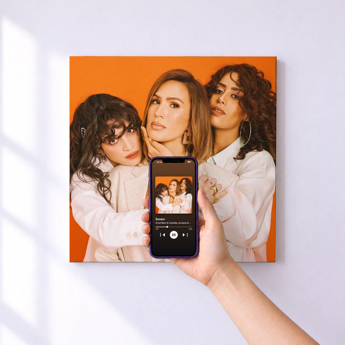 Affiche connectée Sorøre de Amel Bent & Camélia Jordana & Vitaa au mur : l'album se lance en approchant le téléphone