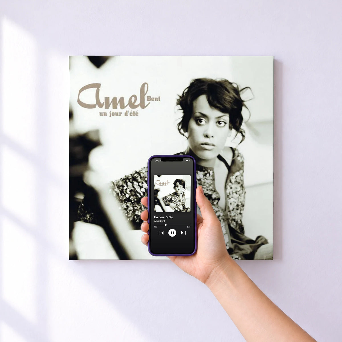 Affiche connectée Un Jour D'Eté de Amel Bent au mur : l'album se lance en approchant le téléphone