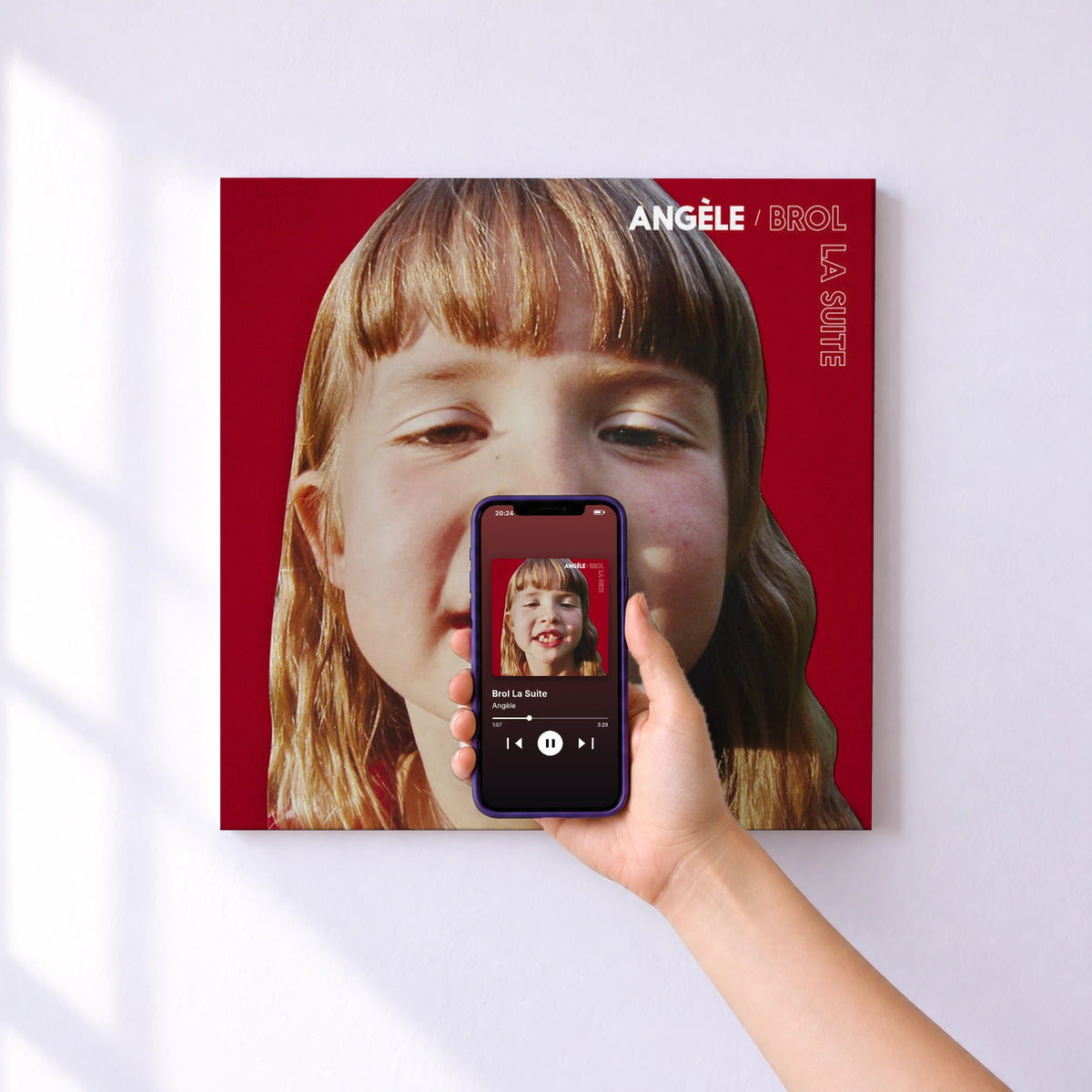 Affiche connectée Brol La Suite de Angèle au mur : l'album se lance en approchant le téléphone