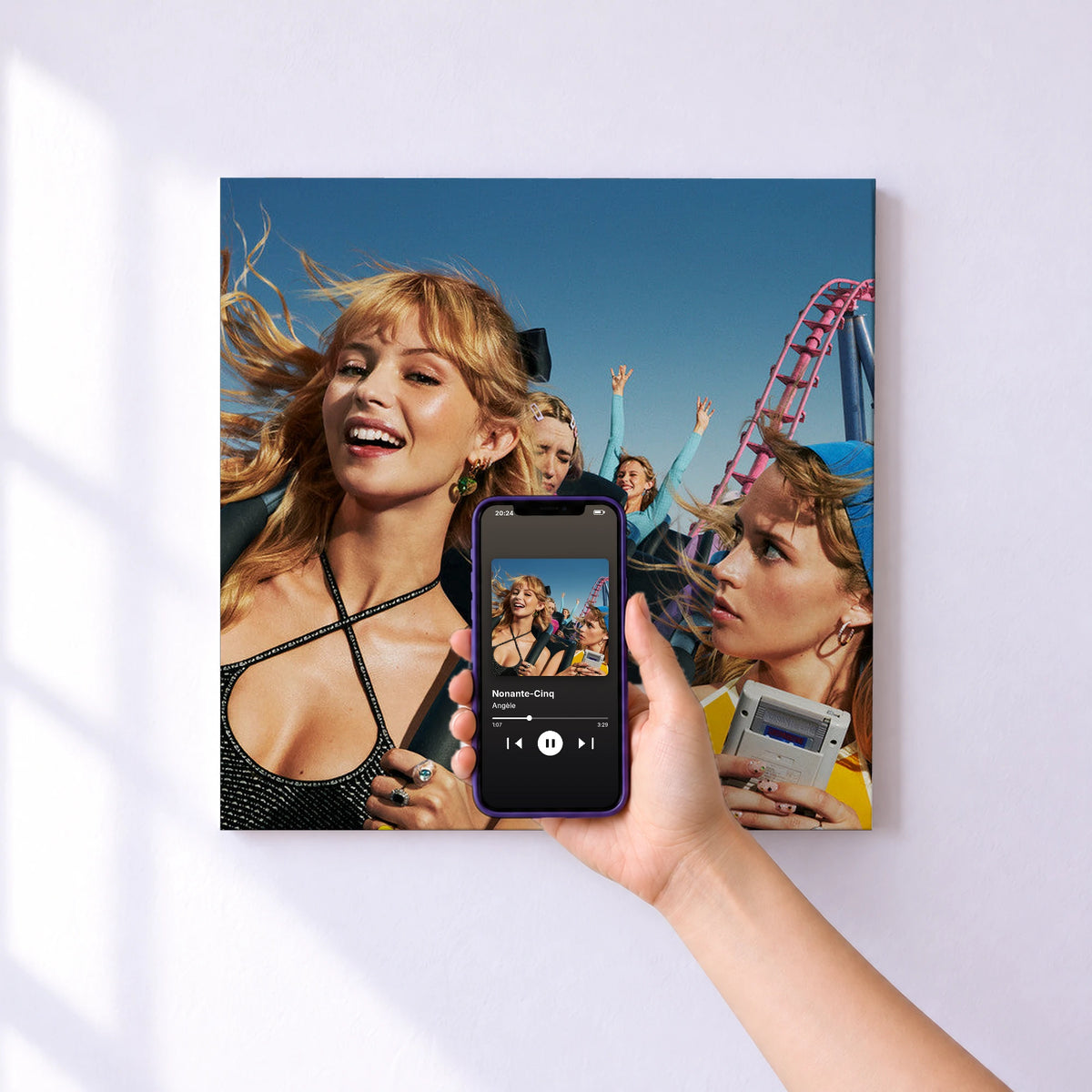 Affiche connectée Nonante-Cinq de Angèle au mur : l'album se lance en approchant le téléphone