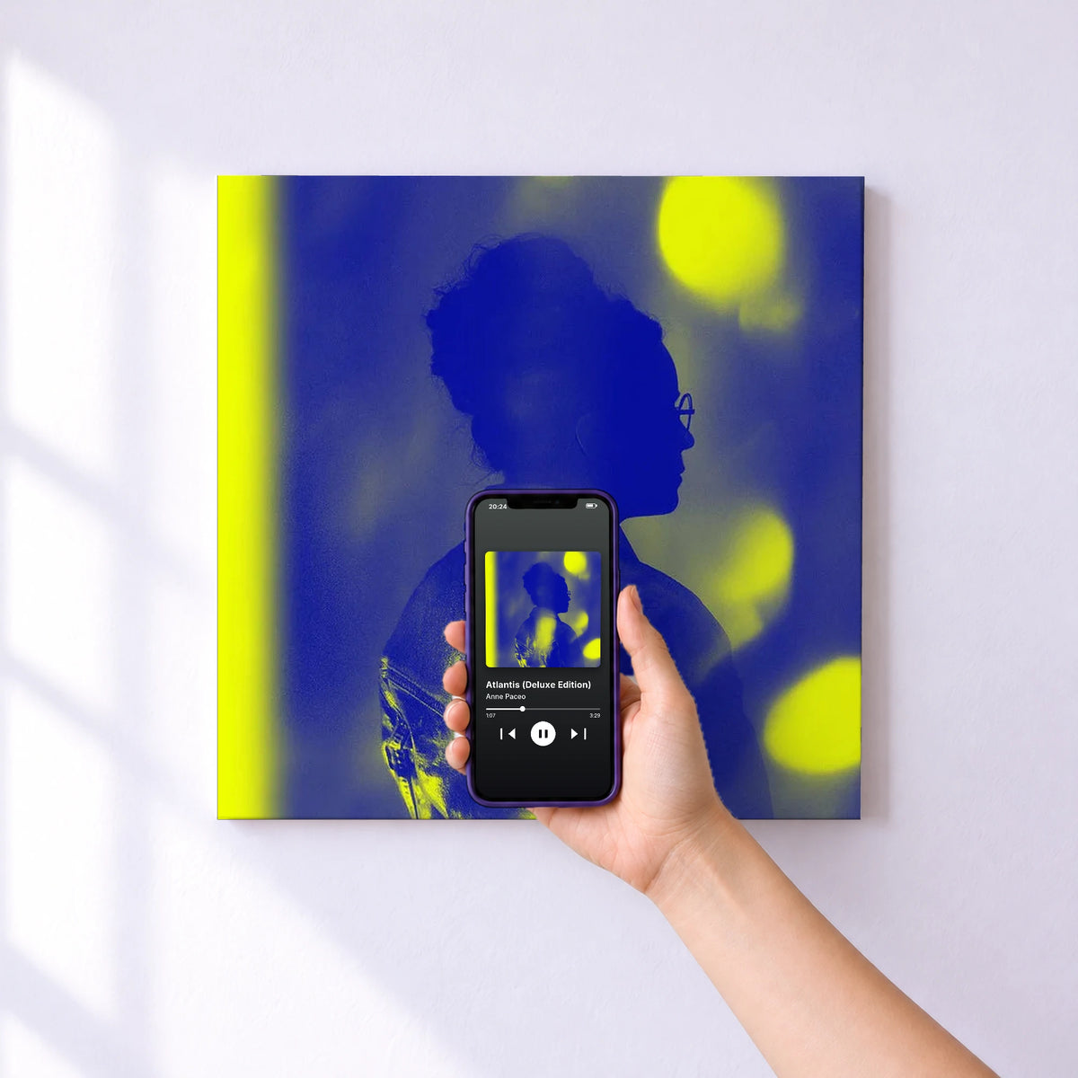 Affiche connectée Atlantis (Deluxe Edition) de Anne Paceo au mur : l'album se lance en approchant le téléphone