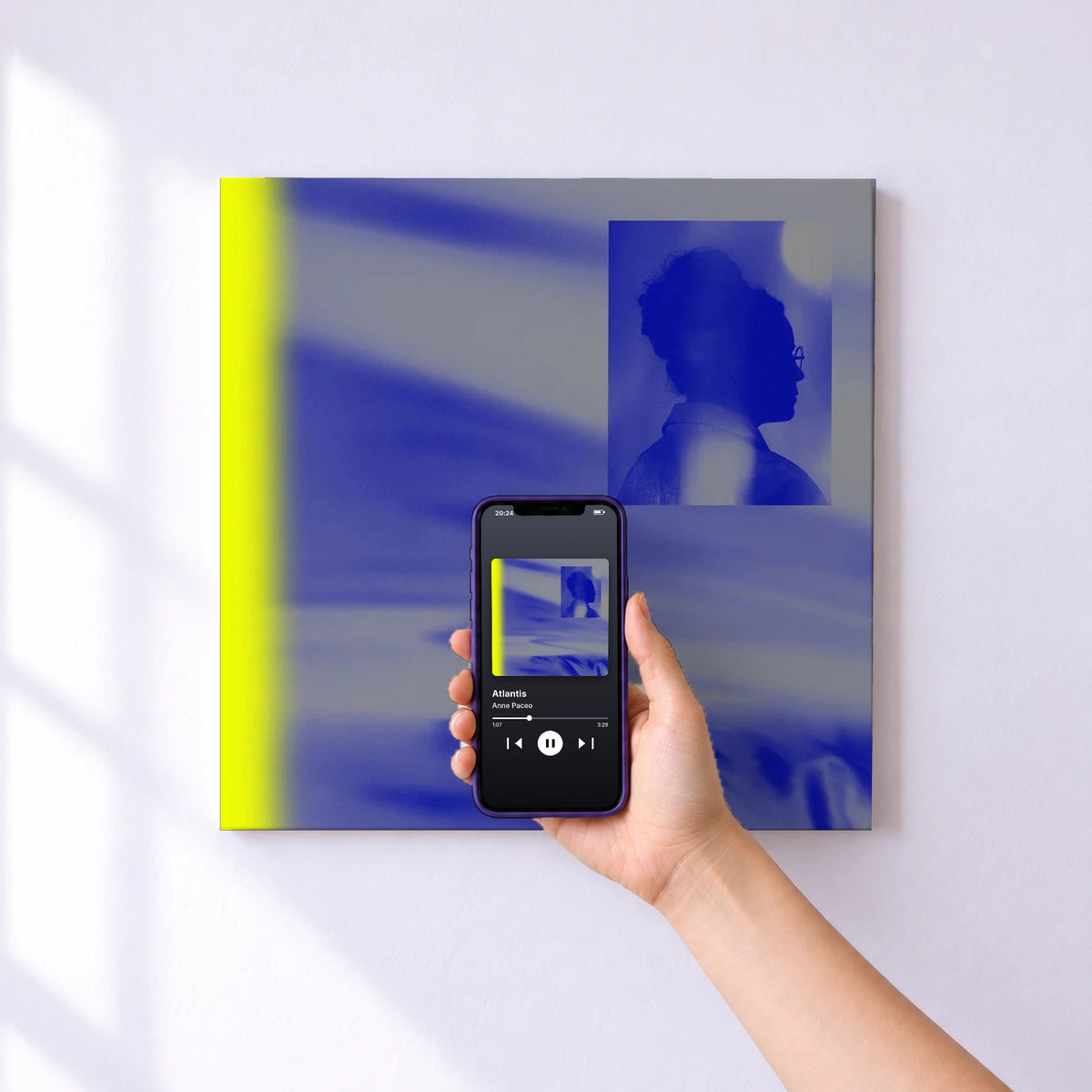 Affiche connectée Atlantis de Anne Paceo au mur : l'album se lance en approchant le téléphone