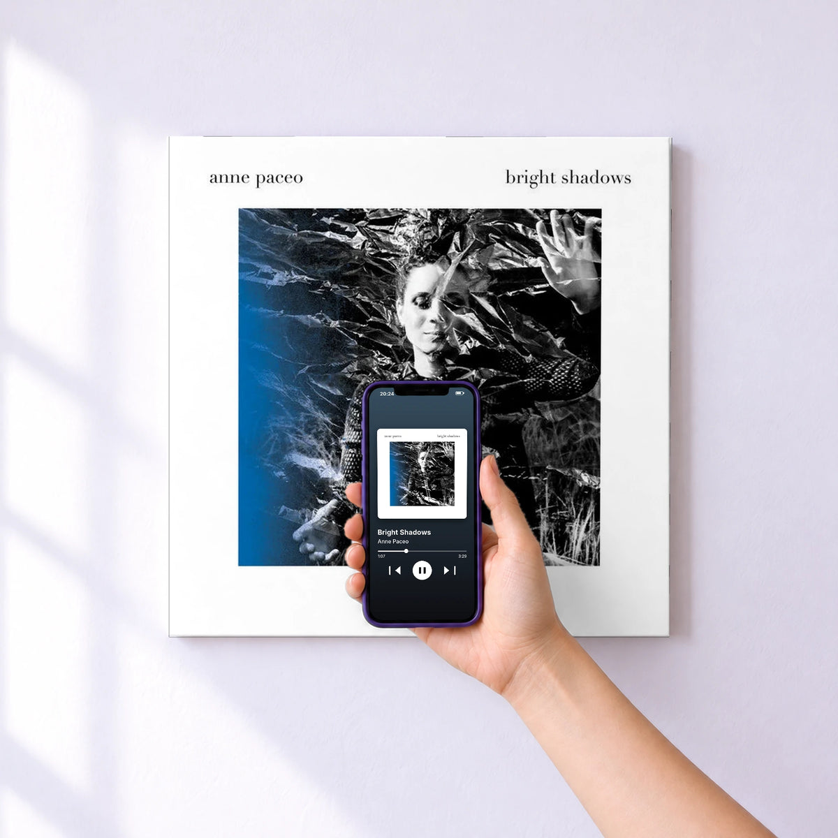 Affiche connectée Bright Shadows de Anne Paceo au mur : l'album se lance en approchant le téléphone