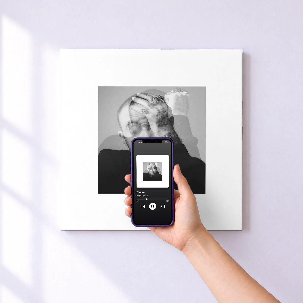 Affiche connectée Circles de Anne Paceo au mur : l'album se lance en approchant le téléphone