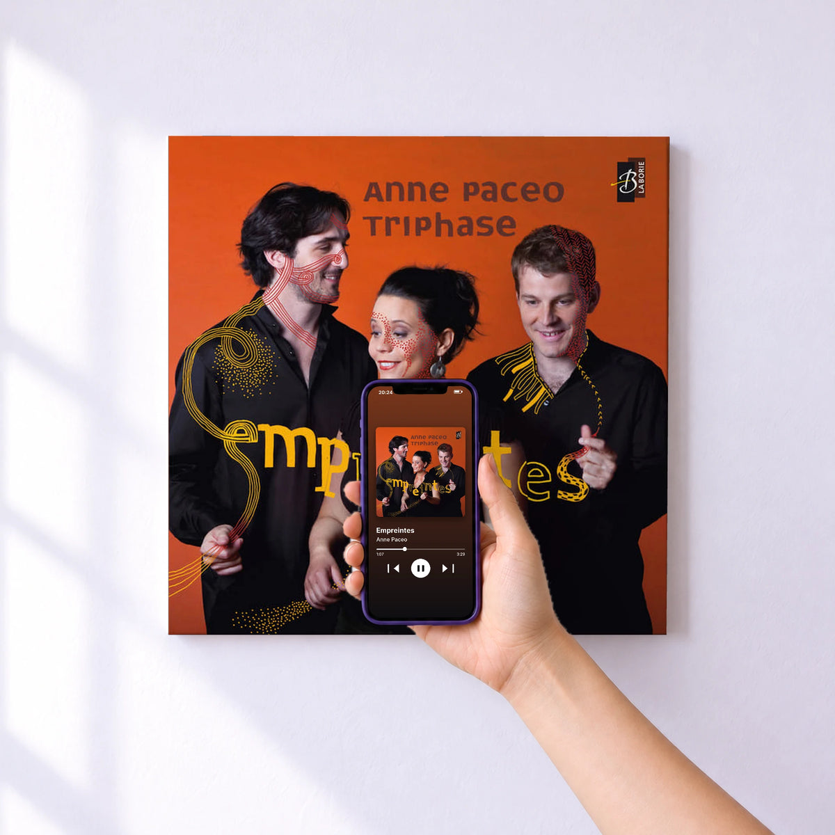 Affiche connectée Empreintes de Anne Paceo au mur : l'album se lance en approchant le téléphone
