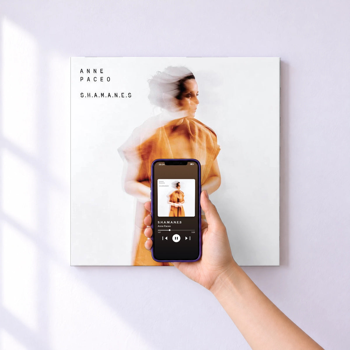 Affiche connectée S.H.A.M.A.N.E.S de Anne Paceo au mur : l'album se lance en approchant le téléphone