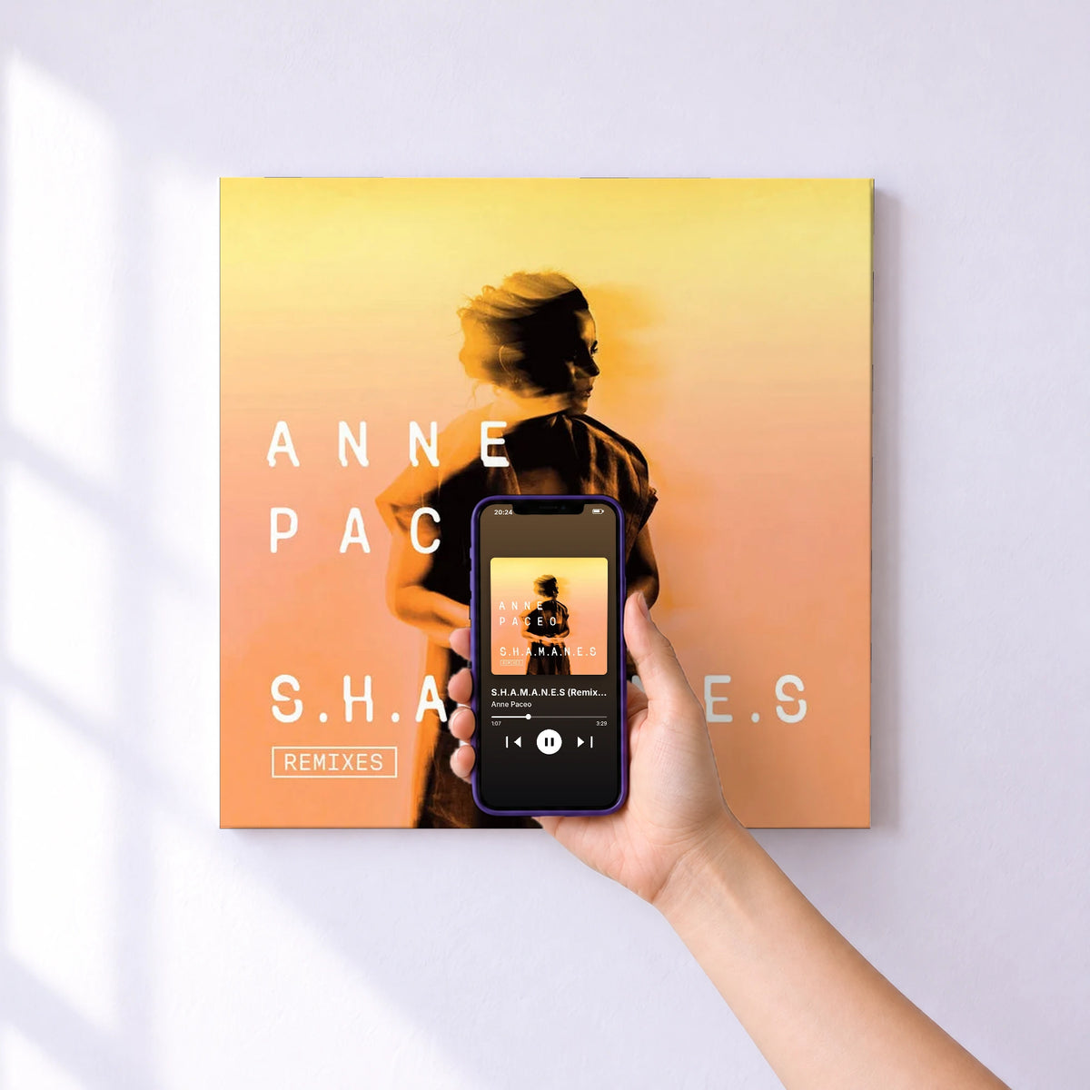 Affiche connectée S.H.A.M.A.N.E.S (Remixes) de Anne Paceo au mur : l'album se lance en approchant le téléphone