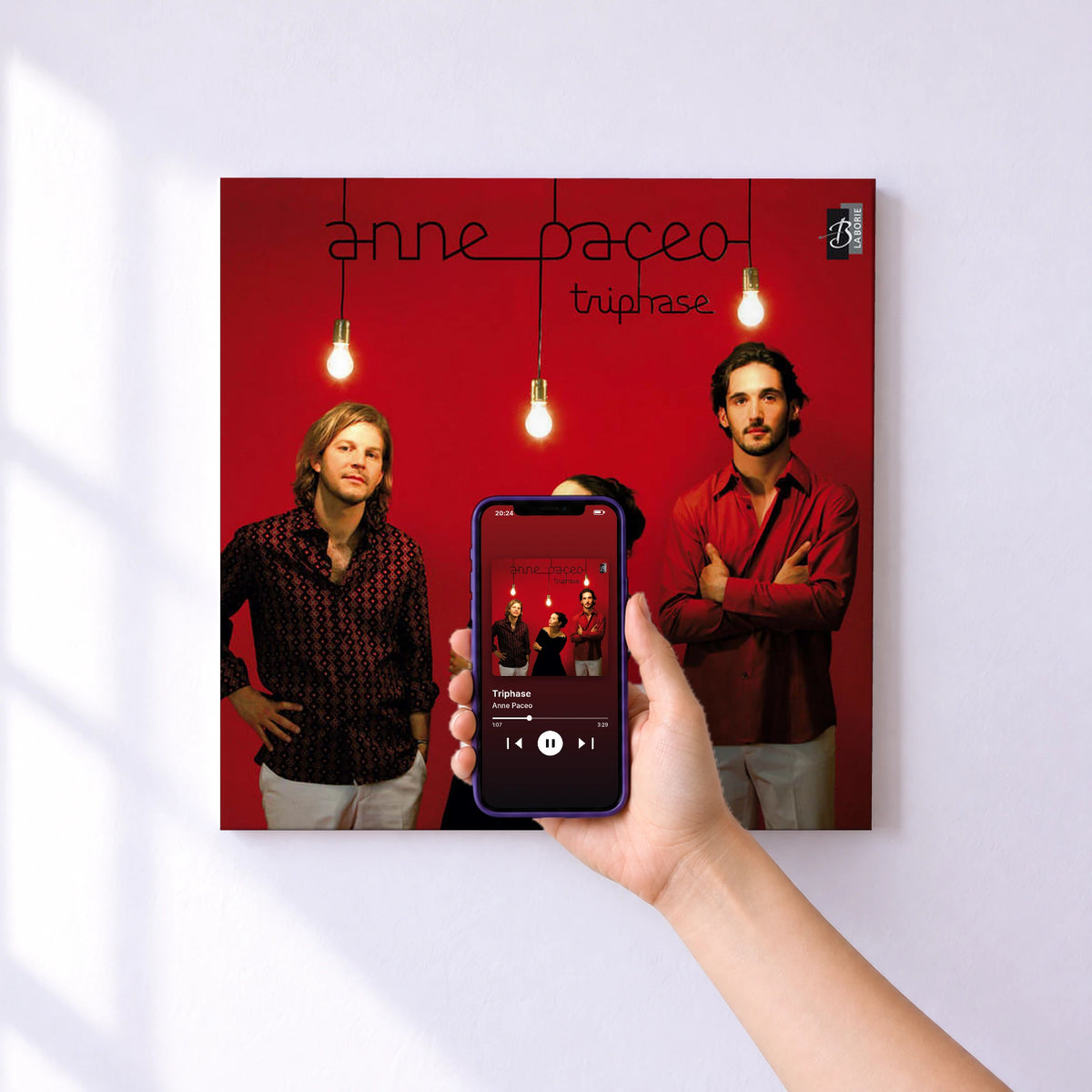 Affiche connectée Triphase de Anne Paceo au mur : l'album se lance en approchant le téléphone