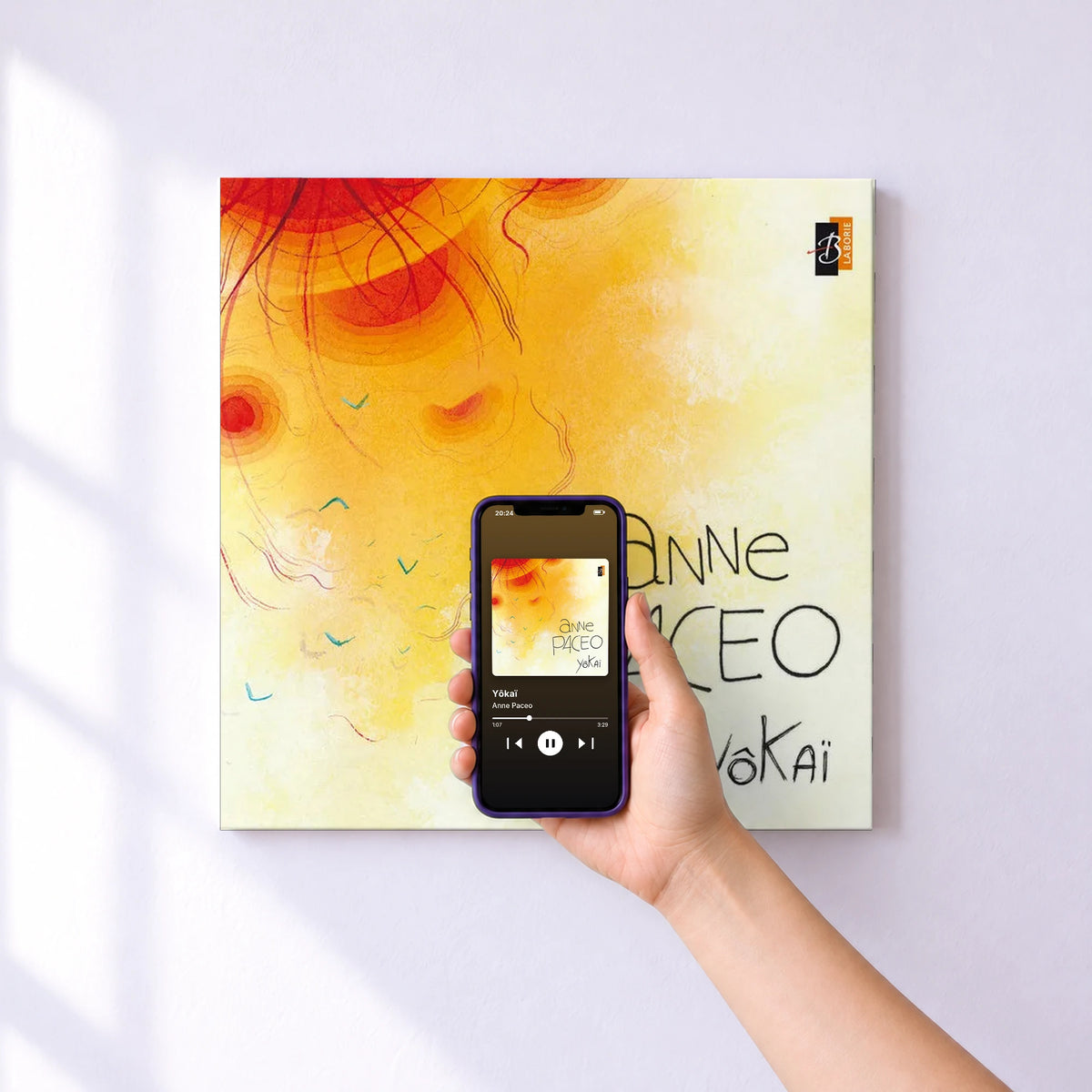 Affiche connectée Yôkaï de Anne Paceo au mur : l'album se lance en approchant le téléphone