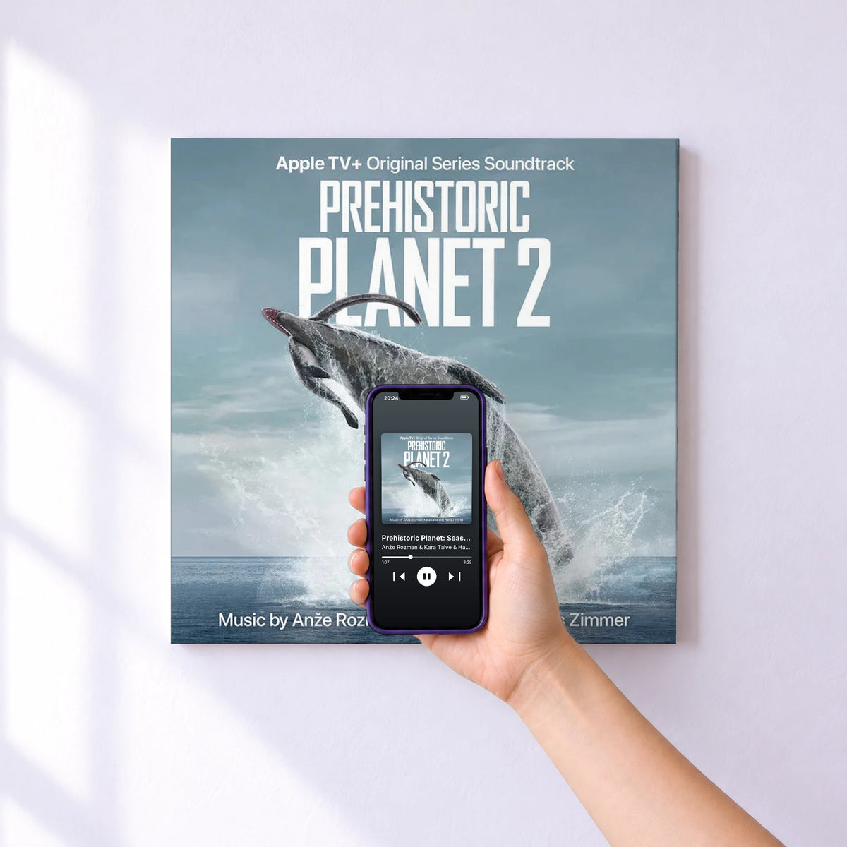 Affiche connectée Prehistoric Planet: Season 2 (Apple TV+ Original Series Soundtrack) de Anže Rozman & Kara Talve & Hans Zimmer au mur : l'album se lance en approchant le téléphone