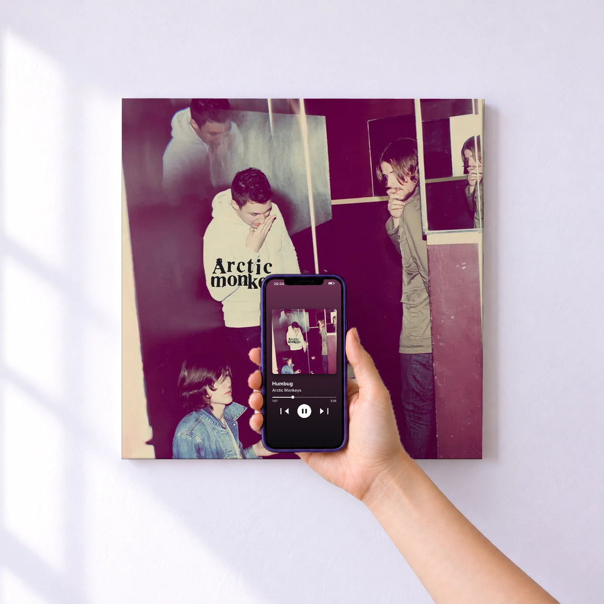 Affiche connectée Humbug de Arctic Monkeys au mur : l'album se lance en approchant le téléphone