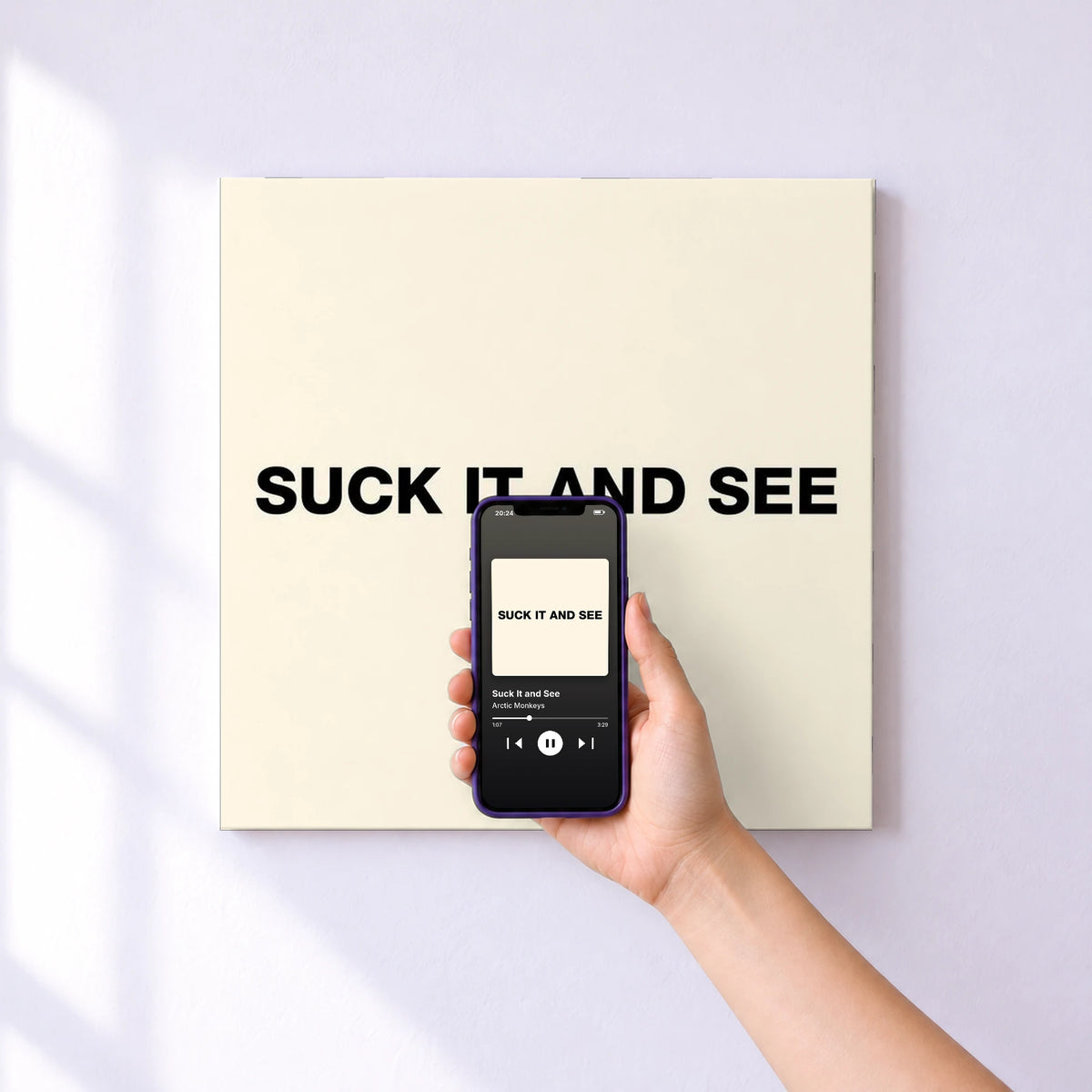 Affiche connectée Suck It and See de Arctic Monkeys au mur : l'album se lance en approchant le téléphone