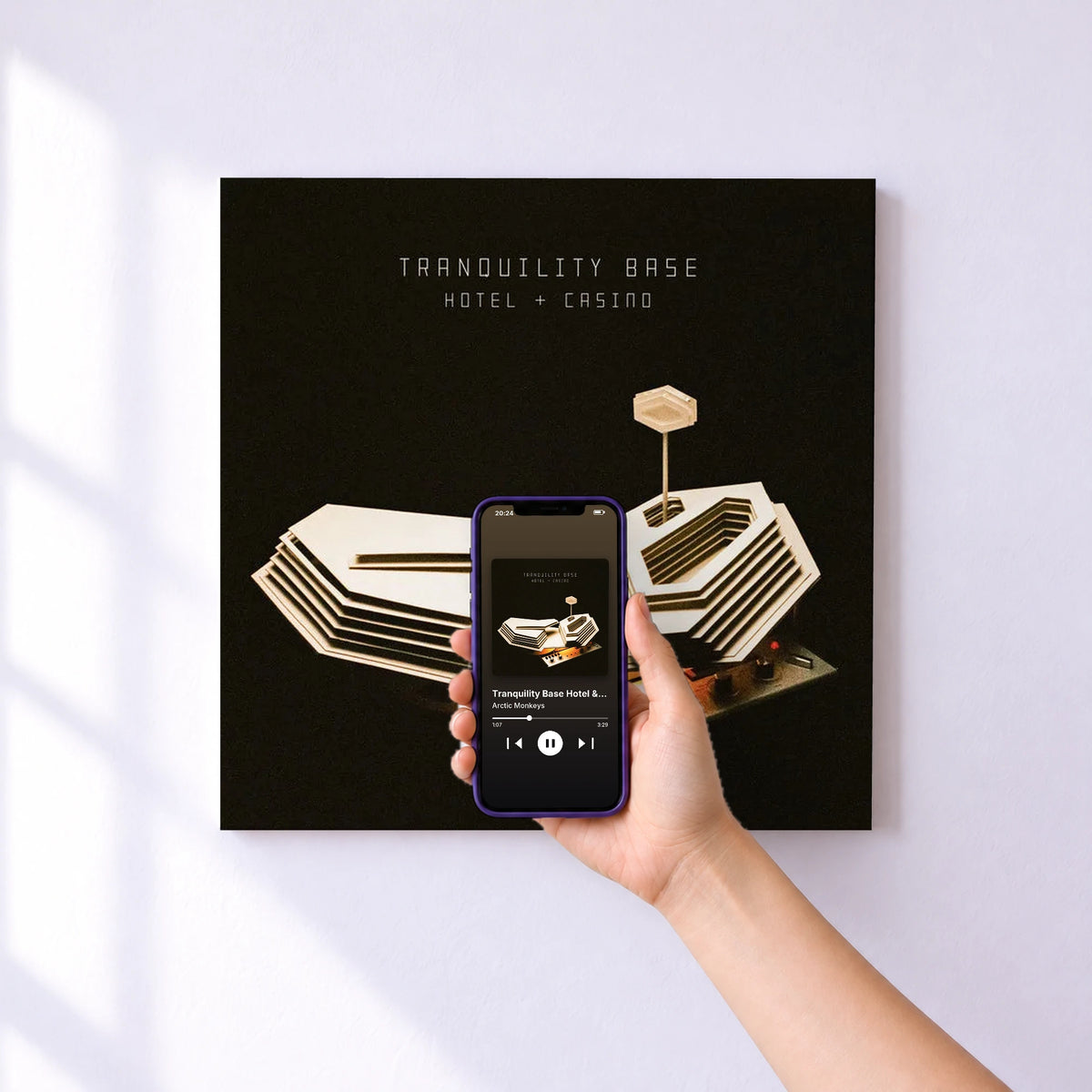 Affiche connectée Tranquility Base Hotel & Casino de Arctic Monkeys au mur : l'album se lance en approchant le téléphone