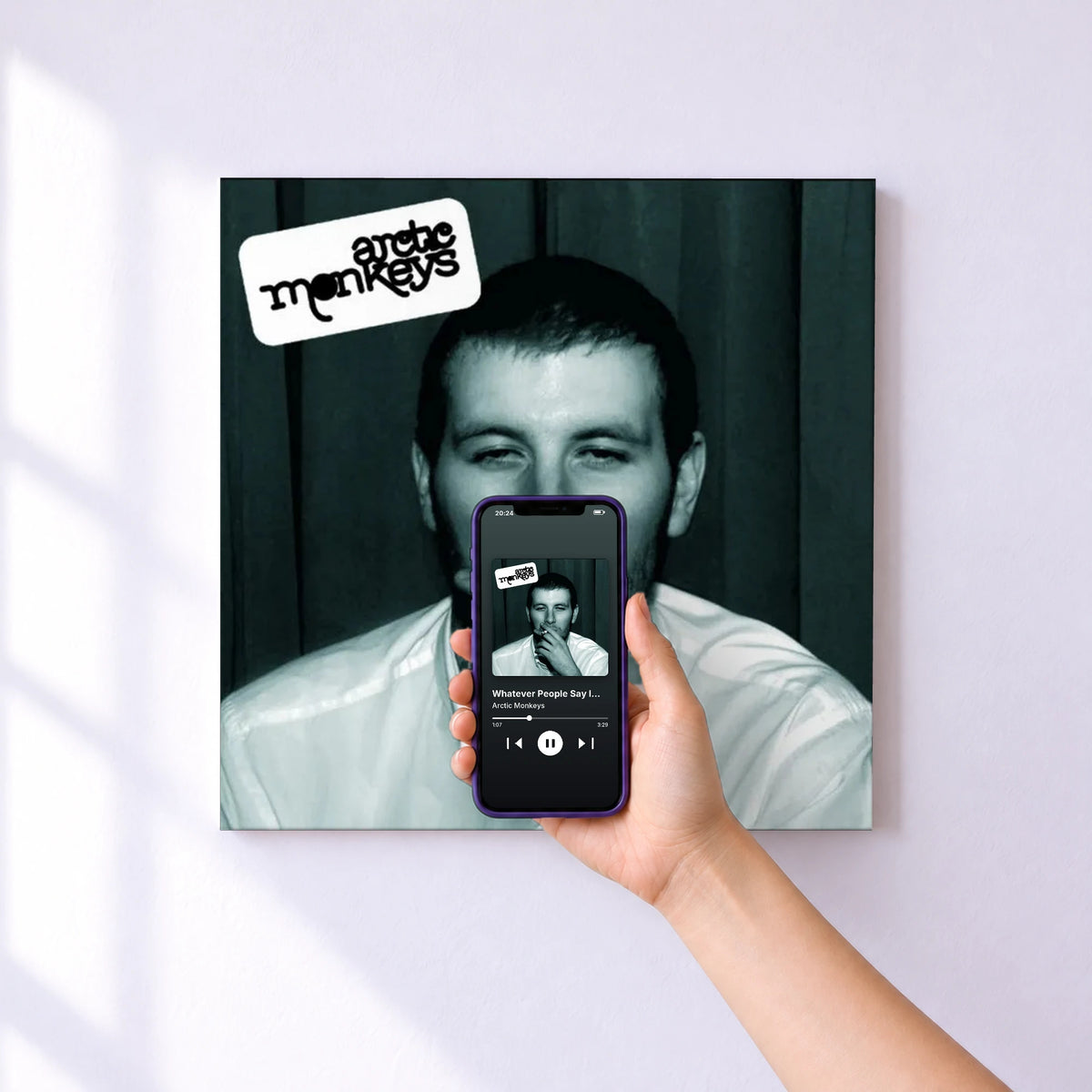 Affiche connectée Whatever People Say I Am, That's What I'm Not de Arctic Monkeys au mur : l'album se lance en approchant le téléphone