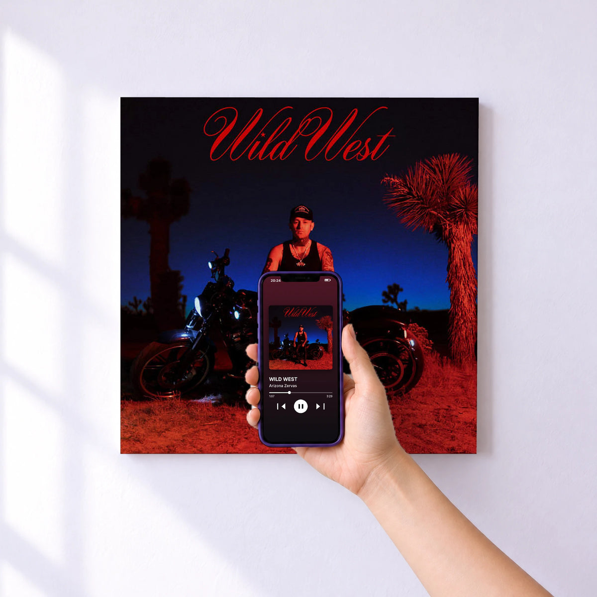Affiche connectée WILD WEST de Arizona Zervas au mur : l'album se lance en approchant le téléphone