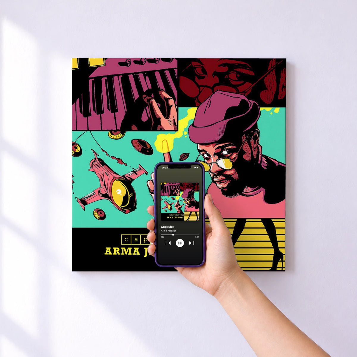 Affiche connectée Capsules de Arma Jackson au mur : l'album se lance en approchant le téléphone