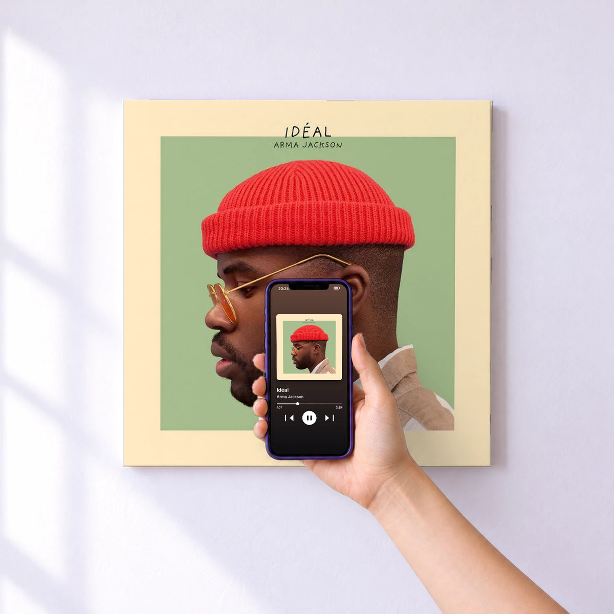 Affiche connectée Idéal de Arma Jackson au mur : l'album se lance en approchant le téléphone