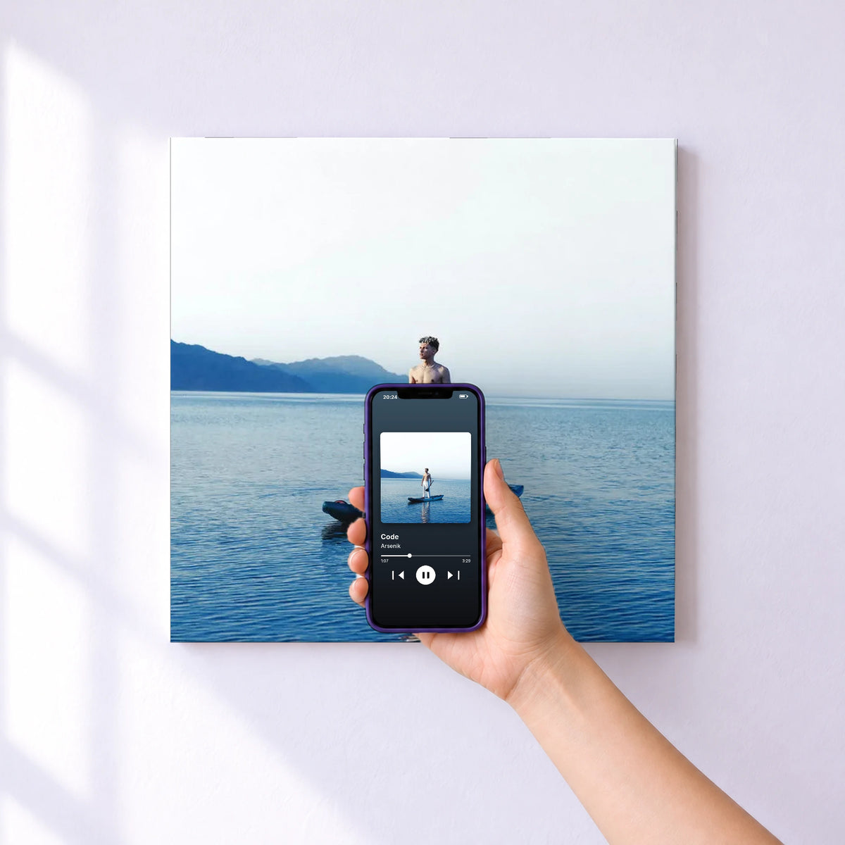 Affiche connectée Code de Arsenik au mur : l'album se lance en approchant le téléphone