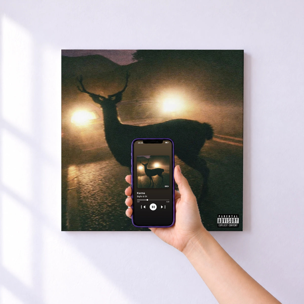 Affiche connectée Karma de Bigflo & Oli au mur : l'album se lance en approchant le téléphone