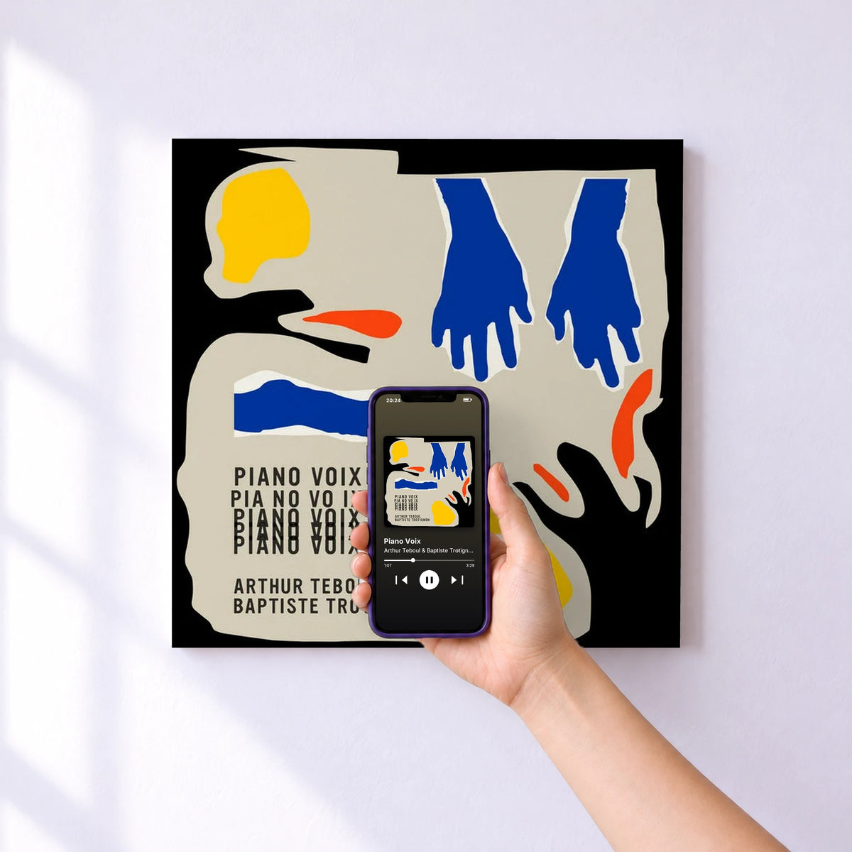 Affiche connectée Piano Voix de Arthur Teboul & Baptiste Trotignon au mur : l'album se lance en approchant le téléphone