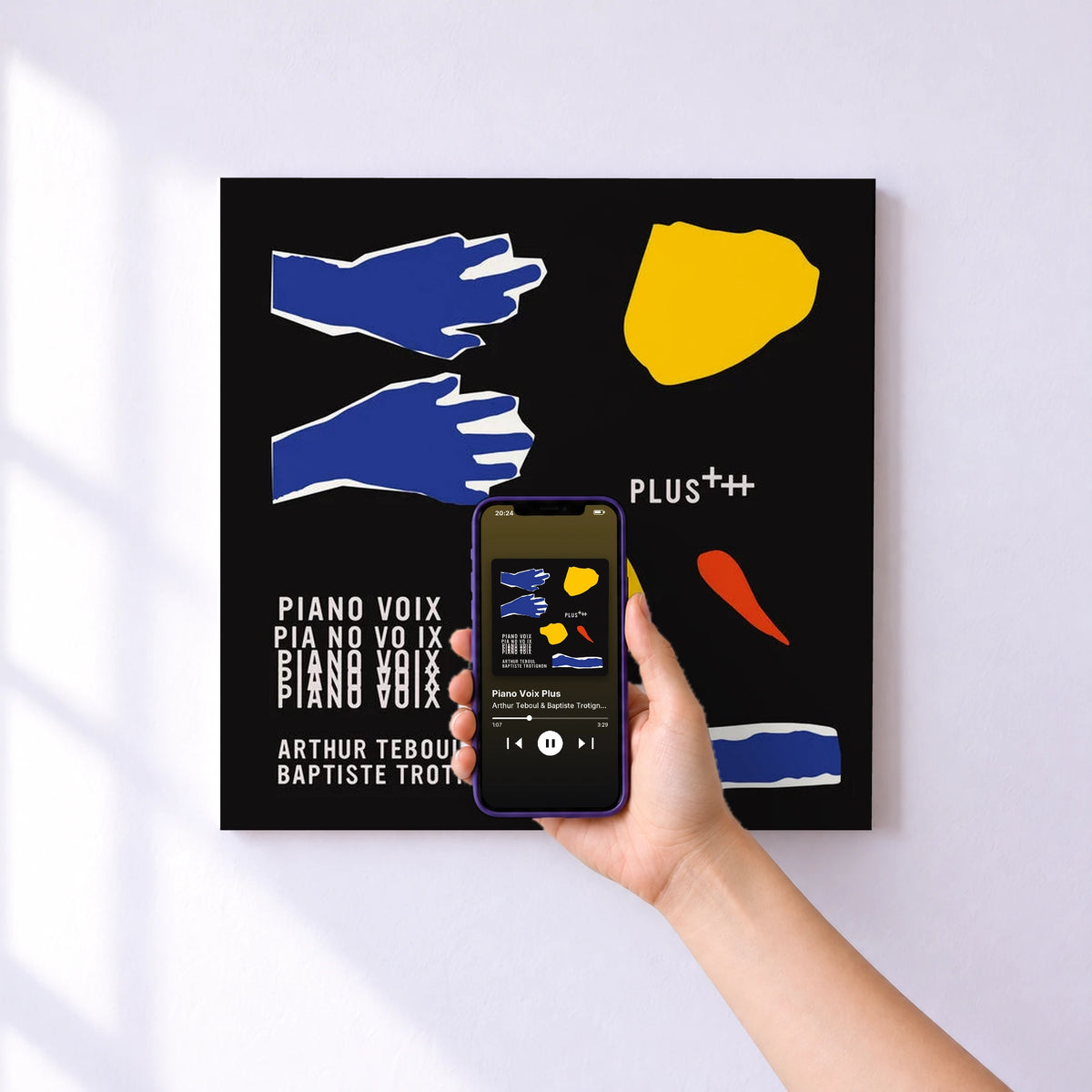 Affiche connectée Piano Voix Plus de Arthur Teboul & Baptiste Trotignon au mur : l'album se lance en approchant le téléphone