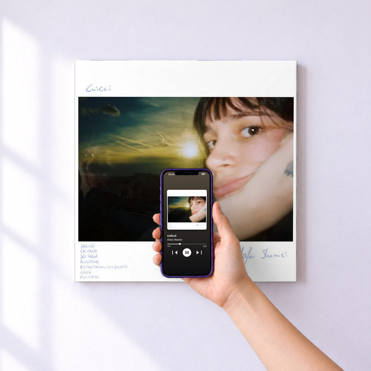 Affiche connectée cuicui de Asfar Shamsi au mur : l'album se lance en approchant le téléphone