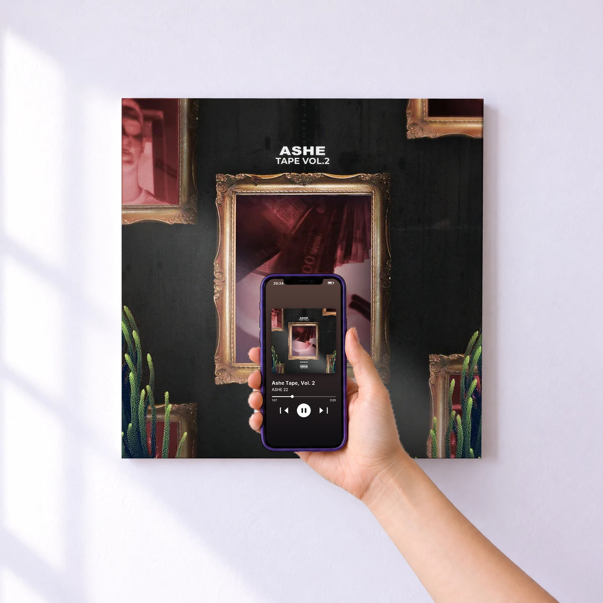 Affiche connectée Ashe Tape, Vol. 2 de ASHE 22 au mur : l'album se lance en approchant le téléphone