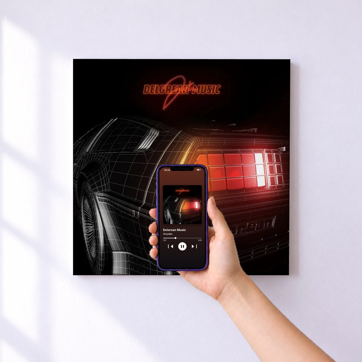 Affiche connectée Delorean Music de Ateyaba au mur : l'album se lance en approchant le téléphone
