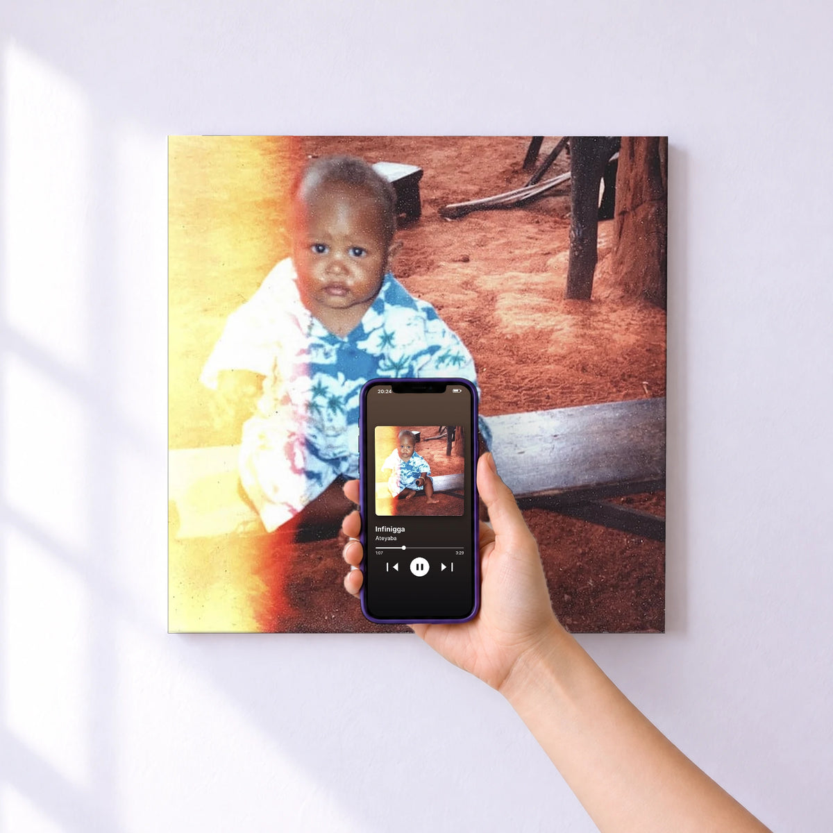 Affiche connectée Infinigga de Ateyaba au mur : l'album se lance en approchant le téléphone