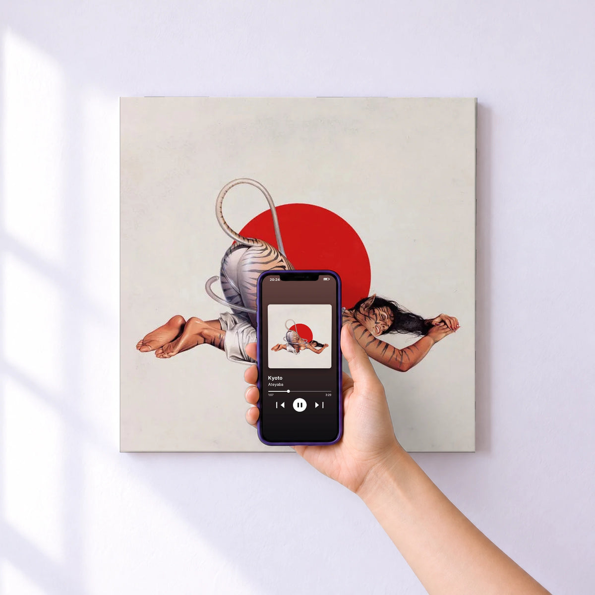 Affiche connectée Kyoto de Ateyaba au mur : l'album se lance en approchant le téléphone