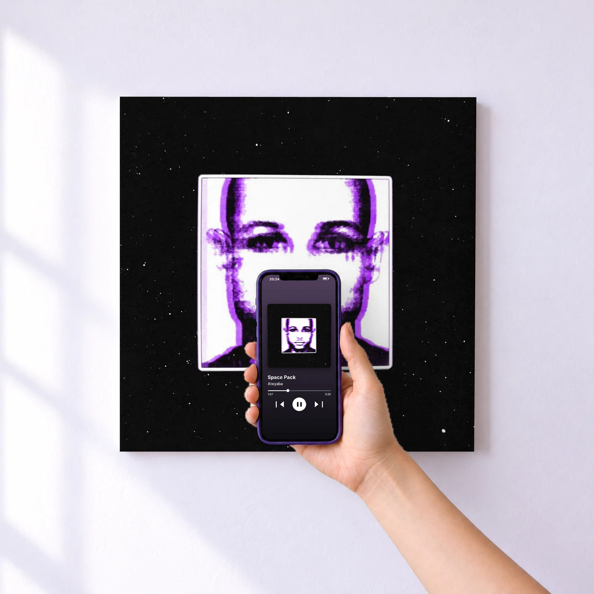 Affiche connectée Space Pack de Ateyaba au mur : l'album se lance en approchant le téléphone