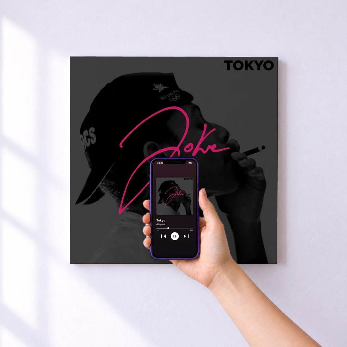 Affiche connectée Tokyo de Ateyaba au mur : l'album se lance en approchant le téléphone