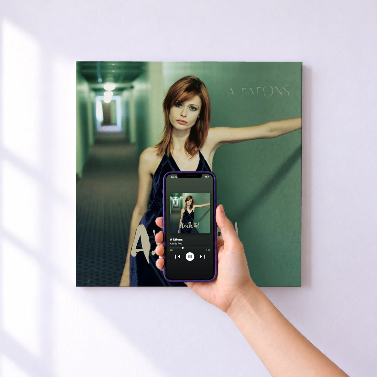 Affiche connectée A tâtons de Axelle Red au mur : l'album se lance en approchant le téléphone