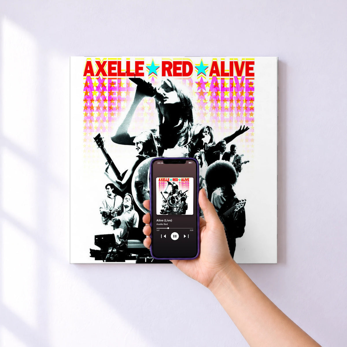 Affiche connectée Alive (Live) de Axelle Red au mur : l'album se lance en approchant le téléphone