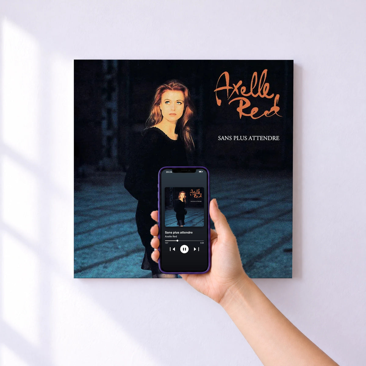 Affiche connectée Sans plus attendre de Axelle Red au mur : l'album se lance en approchant le téléphone