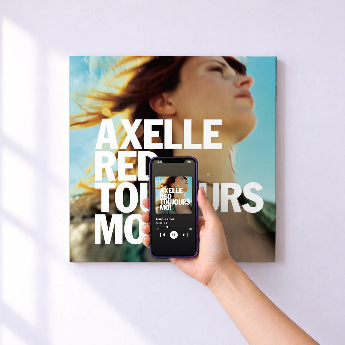 Affiche connectée Toujours moi de Axelle Red au mur : l'album se lance en approchant le téléphone