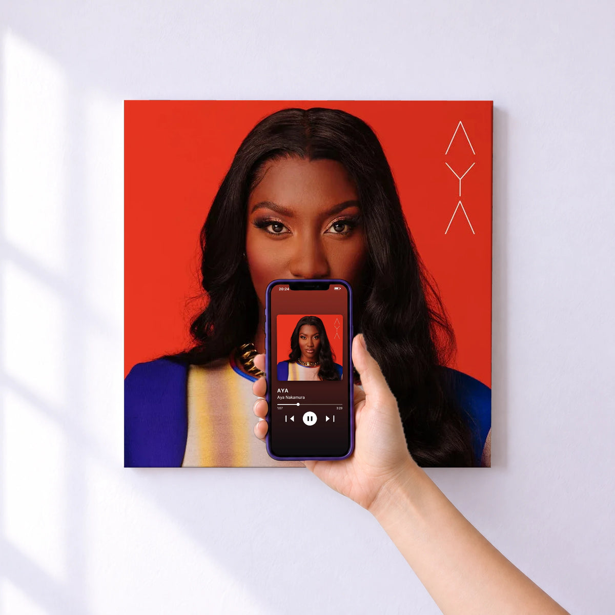 Affiche connectée AYA de Aya Nakamura au mur : l'album se lance en approchant le téléphone