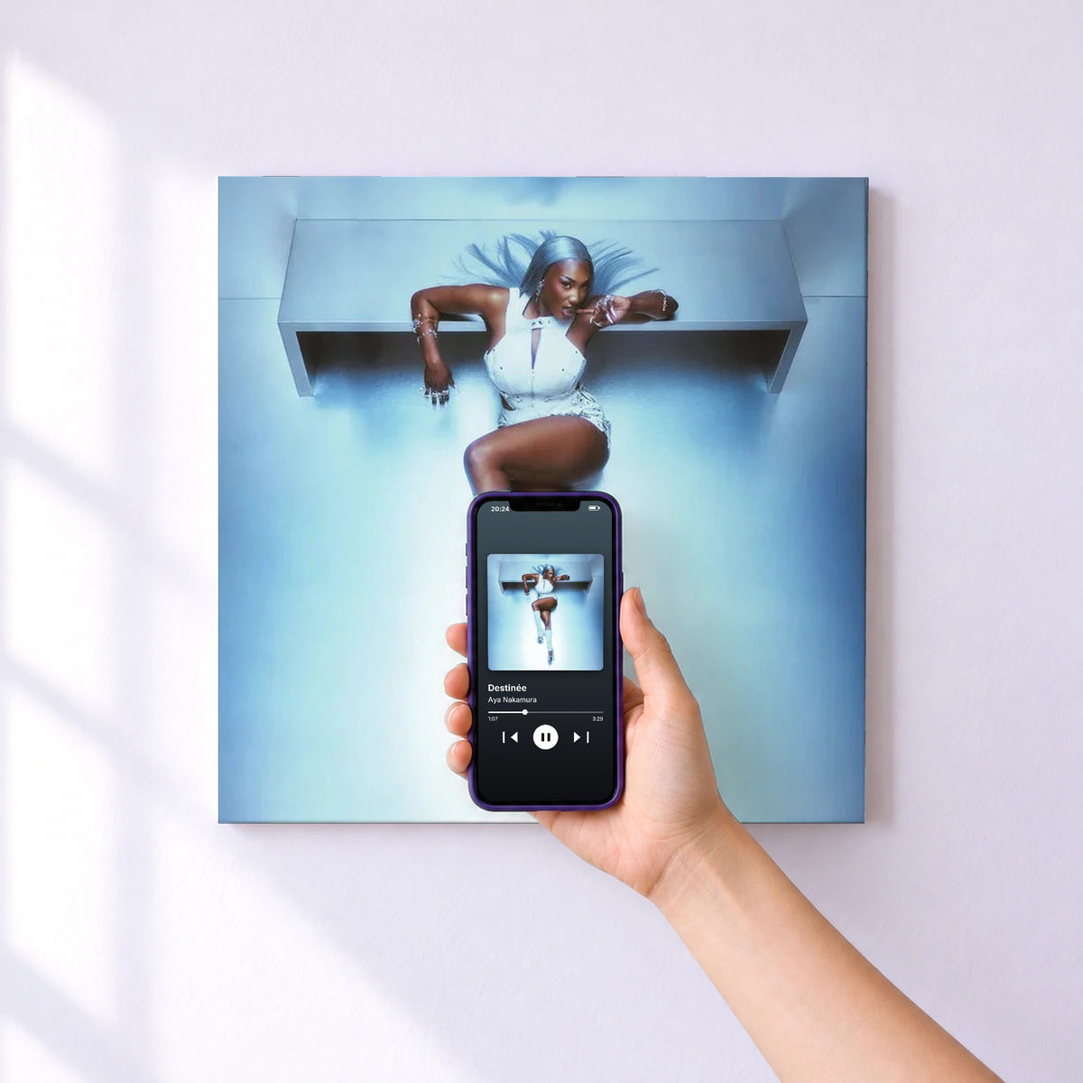 Affiche connectée Destinée de Aya Nakamura au mur : l'album se lance en approchant le téléphone