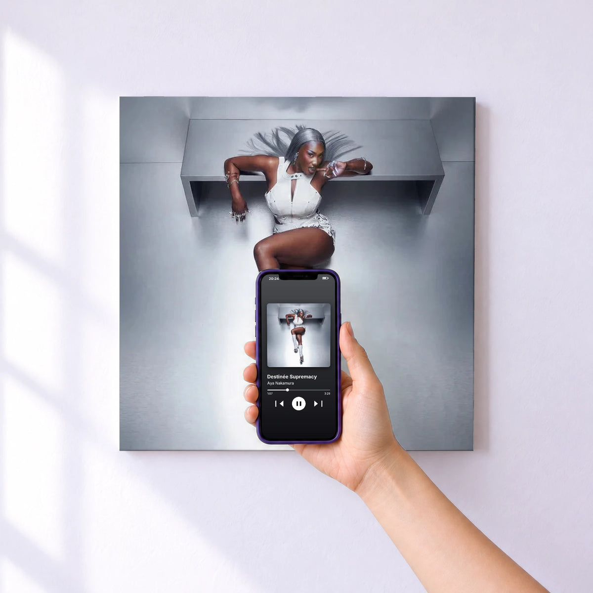 Affiche connectée Destinée Supremacy de Aya Nakamura au mur : l'album se lance en approchant le téléphone
