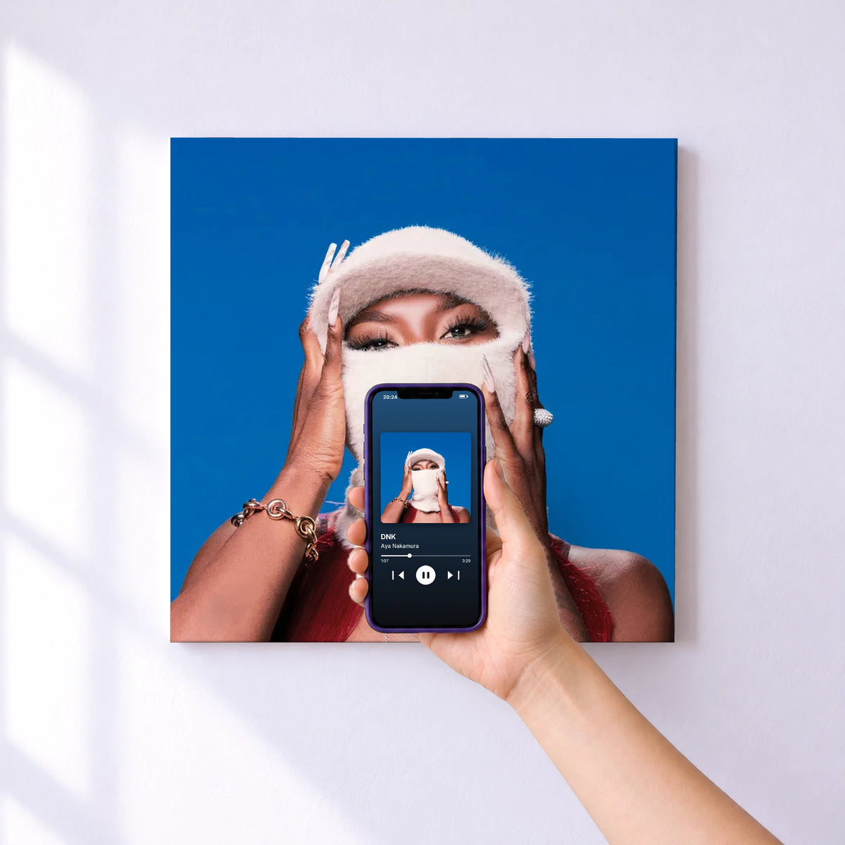 Affiche connectée DNK de Aya Nakamura au mur : l'album se lance en approchant le téléphone